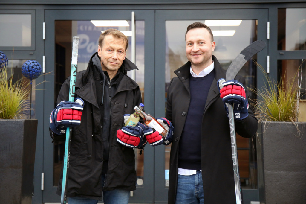 Dietmar Pohl und Raphael Kapzan können auf eine weitere  gute Zusammenarbeit anstoßen. 