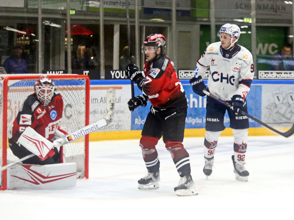 Mark Rassell (rechts) ließ dem späten Ausgleich dann auch den Siegtreffer in der Overtime folgen. Bild: F.Enderle